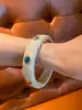 Pulseras de Colores Exageradas Europeas y Americanas Incrustadas con Diamantes Acrílicos, Pulseras de Diseño de Nicho, Joyería de Mano de Lujo Ligero y Alta Gama al por Mayor