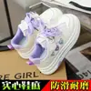 Tenis para niña con suelas suaves, zapatillas deportivas para niños, nuevos zapatos blancos de dibujos animados otoño 2026, ligeros, antideslizantes, zapatos casuales para niños