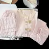 Loja de Roupas Infantis Fornece Pijamas Infantis para Meninas, Algodão Nuvem de Verão Novo Estilo 2026 Conjunto Doce de Três Peças com Manga Curta de Roupa de Casa Feminina