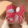 Veludo Plus 2026 desenho animado novo chinelo de casa com sola reta acolchoado para mulheres chinelos de algodão listrados moda outono e inverno quente bico fechado