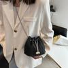 Bolsa texturizada brilhante bolsa feminina 2022 verão nova bolsa simples de corrente para meninas bolsa mensageiro casual bolsa de balde de pérolas