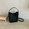 Bolso cubo retro tejido chic estilo coreano 2026 para mujer, piel suave texturizada, diseño de nicho, bolso de hombro y axila para el día a día