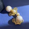 Pendientes Estilo Coreano Elegantes de Tamaño Mediano con Perlas Colgando por Delante y por Detrás Forma de Mariposa Hueca con Brillo Pendientes Retro de Lujo Ligero