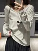 Camiseta Branca de Manga Longa para Mulheres, Nova Coleção Primavera 2026 Estilo Coreano, Emagrecedora, Toque Relaxado, Camiseta Básica Simples, Top com Gola U