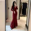 Vestido largo de manga larga con cuello en V plisado estilo dama francesa para otoño e invierno para mujer, vestido largo de cola de pez de alta gama que marca la cintura para ventas transfronterizas