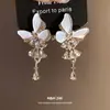 Danza de Mariposas y Luz Fluida~Aretes de Borla de Zirconia con Mariposa de Esmalte Blanco, Aretes de Alto Nivel Estilo Hada Francesa con Diseño de Nicho