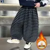 Roupas de Inverno para Meninos Calça Listrada com Pelúcia Estilo Coreano Macacão Infantil de Veludo Calça Larga Estilo Lanterna Calça Versátil para Bebê Transfronteiriça