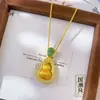 Pingente Rotativo de Ouro com Areia em Forma de Cabaça com Incrustação de Diamante Escovado, Cobre Banhado a Ouro, Novo Estilo Chinês, Moderno e Versátil, Corrente de Clavícula de Luxo Leve