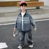 Conjunto de Três Peças em Jeans para Meninos Primavera e Outono Estilo Coreano Roupa Casual Estilosa e Descolada para Meninos Jovens Vestuário de Comércio Exterior