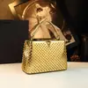 Bolsa 2026 Novo Estilo Fashionável e Elegante de Luxo com Pérolas e Diamantes Estilo Balde para Mães de Meia-Idade, Bolsa de Ombro e Transversal em Couro Genuíno