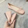 Sapatos Rasos de Camada Única Femininos Chegada Nova Primavera 2024 Bico Quadrado Laço Sapatos Noturnos Versátil Couro Macio Solado Macio Leve Sapatos de Feijão