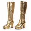 Botas de Cano Alto com Tiras Cruzadas Outono e Inverno Bico Redondo Cor Sólida Salto Médio Tamanho Grande Botas Femininas Versátil Impermeável Plataforma Cor Sólida Comércio Exterior Botas de Cavaleiro
