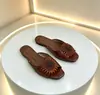 Nuevas sandalias planas de flor con pedrería para primavera y verano 2026 para mujer, zapatillas de exterior versátiles y de moda