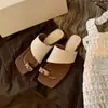 Chinelos de palha estilo férias com salto grosso para mulheres, calçados de verão para uso externo, novas sandálias estilo francês 2024