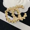 Pin de moda de perlas con estampado de rayas de temperamento simple incrustado de diamantes europeos y americanos C broche para el hogar accesorios para la ropa