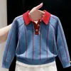 Estilo Coreano Meninos Verão 2026 Novo Suéter de Tricô com Gola Polo Listrado Azul Calça Branca Casual de Pernas Largas Infantil