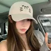 Boné de Baseball Bordado com Gatinho Fofo e Doce para Mulheres, Novo Estilo Primavera e Verão 2026, Circunferência da Cabeça Grande, Boné de Bico de Pato Casual Versátil