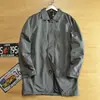 À prova de vento e à prova d'água, com preço de 89 euros. Este casaco de inverno acolchoado e quente para homens é um trench coat de comprimento médio, perfeito para usar ao ar livre na Europa e nos EUA.