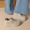 Nuevos zapatos de cuero para mujer 2026, zapatillas blancas que aumentan la altura, antideslizantes, estilo transfronterizo, zapatillas casuales con cordones de suela gruesa para mujer, adecuadas para primavera y otoño