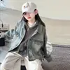 Conjunto de outfit de primavera para niñas: chaqueta vaquera de moda, fresca, estilo callejero casual, chaleco, combinada con pantalones de chándal anchos estilo cargo