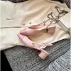 Nuevo esquema de colores para la colección de 2026: sandalias rosas, chic, con diseño de punta cerrada, parte trasera abierta y tacones gruesos