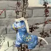 Lembrancinha de viagem criativa cultural feita à mão tie-dye tingida de azul tingida de azul e branco chaveiro urso boneca de tecido pendente de bolsa