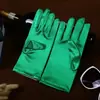 Suministro directo de fábrica accesorios de ropa corta para adultos guantes tela satinada brillante elástica guantes de joyería para etiqueta de boda