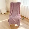 Toallas de baño al por mayor de fabricante en felpa de coral, suaves, cómodas, absorbentes, diseño simple a rayas, disponibles en múltiples colores para parejas