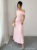 Moda Transfronteriza Europea y Americana para Mujer Verano 2026 Nuevo Estilo Vestido Largo Ajustado al Cuerpo de Un Hombro Hombros Descubiertos Fruncido Ceñido a la Cintura para Viajar