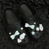 Lindo librito rojo con agujero para pez pequeño zapatos para zapatos diy accesorios para zapatos flor tridimensional para zapatos hebilla de zapato alta calidad creativa resina