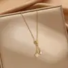 Collar de trébol de cuatro hojas para mujer, lujo ligero con incrustaciones de circonita, cadena para la clavícula con un colgante accesorio de diseño exclusivo y de nicho