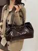 Bolsa Tote de Ombro Único em Couro Wax Oily Retro Outono Inverno Grande Capacidade Bolsa para Trabalho e Deslocamento Leve Luxo Nicho Sensação de Alta Qualidade Transfronteiriça