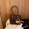 Bolsa de Camurça com Flocagem Feminina 2026 Nova Outono Retrô Gorpcore Bolsa Tote para o Dia a Dia Grande Capacidade Bolsa de Ombro Único tipo Balde