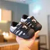 Nueva colección de otoño para bebés y niños pequeños: Zapatos casuales de suela blanda, transpirables y duraderos, con un diseño moderno, genial y elegante, que presentan una puntera con forma de concha.