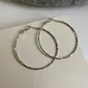 Brincos de Argola Redondos Exagerados Estilo Retrô Banhados a Ouro Real 18k Senso de Design Nicho Brincos Exquisitos Luxo Leve Senso de Alto Padrão Acessórios para Orelha