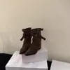Botas retrô de couro plissado estilo coreano para outono e inverno, novas botinhas, botas de cavaleiro com saltos grossos e bico fino, design versátil com fivela para 2026