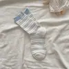 Meias listradas de comprimento médio com etiqueta de tecido para mulheres, primavera/outono, tendência INS, dopamina, gato de desenho animado, faz as pernas parecerem mais finas, sem costura, meias longas amassadas
