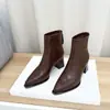 Botas de Salto Alto com Cabeça de Metal Femininas Outono/Inverno Novo Estilo para o Dia a Dia Botas de Cano Curto Confortáveis com Salto Grosso Emagrecimento