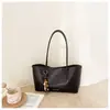 Bolso de un solo hombro de alta gama para madre e hijo, bolso de mano versátil estilo cubo de cuero suave para mujer, bolso tote simple 2025