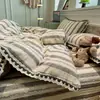 Juego de ropa de cama de cuatro piezas de gasa doble, fresco y sencillo, popular en línea, funda de edredón de encaje de algodón puro, falda de cama, colcha jacquard teñida en hilo, estilo sábana ajustable