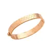 Pulsera de Lujo Ligero Marca V de 26 Luces, Artículo Popular de Venta Transfronteriza, Joyería Versátil Elegante de Moda para Mujer con Diseño Único