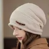 Bestseller transfronteiriço de inverno: gorro de tricô com pompom, forrado de fleece, espesso, gorro clássico de tricô trançado versátil, chapéu de lã da moda em cor sólida
