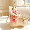 Chaveiro de buquê de corrente de pérolas flor de crochê feita à mão pingente de buquê acessórios de bolsa para casal pequeno presente atacado