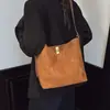 Venta al por mayor transfronteriza de bolsos de un solo hombro elegantes y retro para mujer, con nuevos diseños, estilos de moda, gran capacidad y opciones de bolsos tote y cubo retro, así como bolsos cruzados