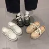 Novedad Primavera/Verano 2026 Chanclas de Plataforma para Mujer con Punta Cerrada, Suela Gruesa, Diseño de Media Chancla, Zapatos Blancos para Comercio Transfronterizo