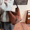 Bolso tote de gamuza de alta gama y gran capacidad, nuevo 2026, bolso tipo cubo versátil vintage para llevar al hombro o debajo del brazo, bolso de trabajo