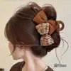 Accesorio para el cabello de pinza de tiburón marrón, de bajo volumen, esponjoso, para peinado semi-recogido, pinza grande de oso para el cabello, pinza de garra con orejas de gato y borla elegante para mujer