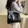 Bolsos Tote de Gran Capacidad Europeos y Americanos Tendencia de Moda Primavera 2025 Bolso de Mano con Pañuelo de Seda Bolso para el Trabajo Bolso de Hombro de Moda Bolso de Mujer