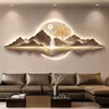 Pintura Decorativa Estilo Medieval com Fundo de Montanha para Sala de Estar, Apresentando Motivos de Paisagem Grandiosos, Adequada para a Parede de Fundo do Sofá, com Iluminação LED