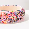 Diadema Heming, un nuevo modelo transfronterizo de estilo europeo y americano, presenta coloridos abalorios de arroz y un diseño ancho de esponja, lo que la convierte en un accesorio para el cabello hermoso, dulce y versátil.